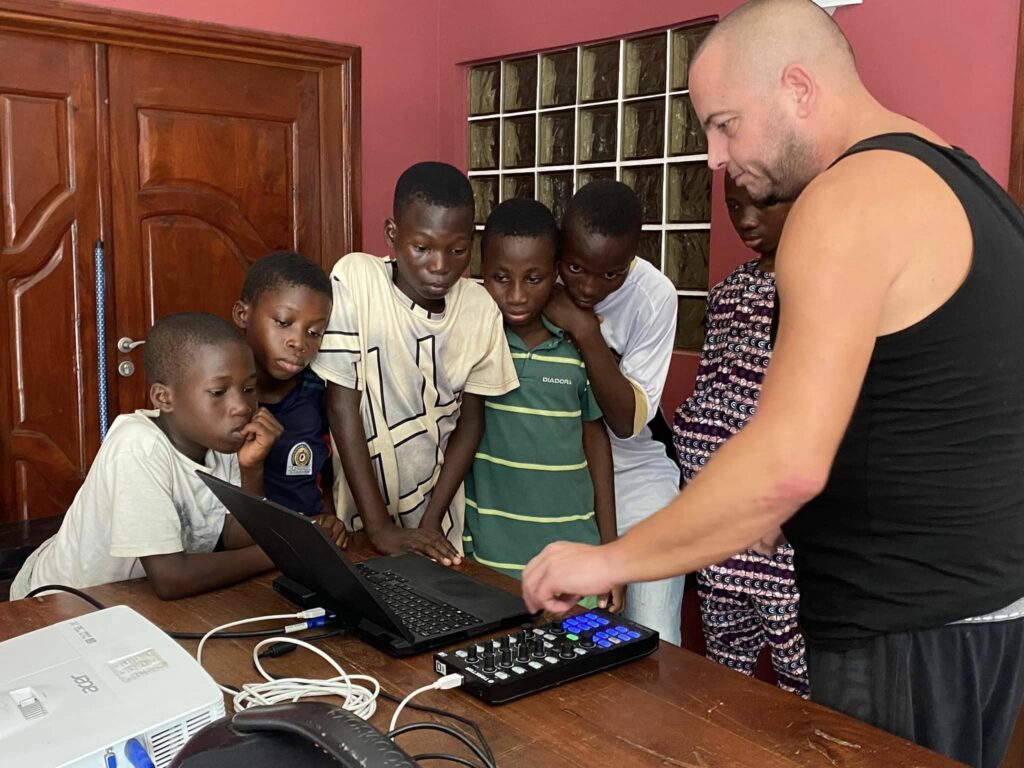 Article : APEROMIX NEEFA démocratise l&rsquo;art numérique pour les enfants à Le Centre